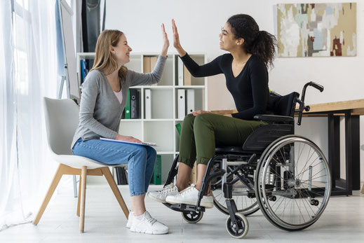 Deux jeunes femme, l'une valide, l'autre avec un handicap