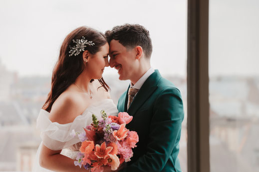 Couple de mariés avec bouquet coloré lors d’un mariage organisé et décoré par My Daydream Wedding près de Lille