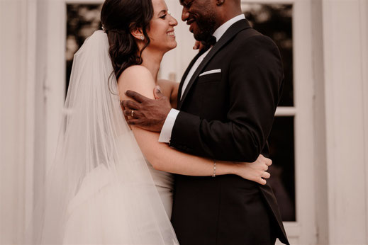 Couple de mariés souriants accompagné par une wedding planner à Paris et en Ile-de-France