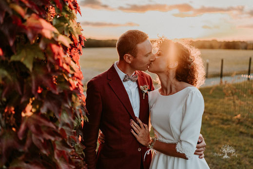 Couple de mariés au coucher du soleil lors d’un mariage coordonné par My Daydream Wedding près de Lille