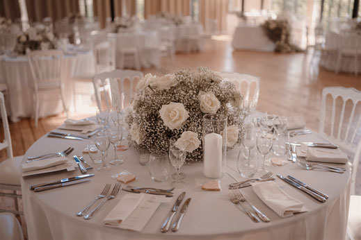 Décoration de mariage à Lille et Hauts-de-France avec table ronde, fleurs blanches et ambiance élégante