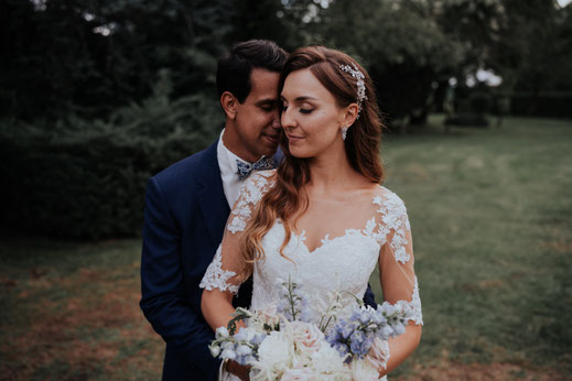 Couple de mariés avec bouquet bleu et blanc pour une décoration de mariage romantique près de Paris