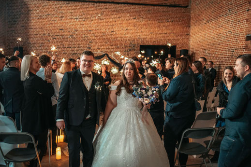Sortie de cérémonie des mariés lors d’un mariage organisé et décoré par My Daydream Wedding près de Lille