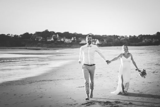 Couple de mariés sur la plage lors d’un mariage coordonné par My Daydream Wedding en Bretagne