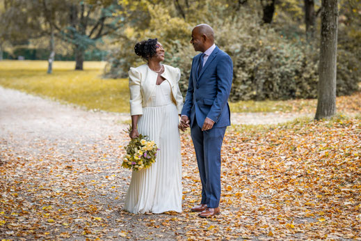 Mariés dans un parc en automne lors d’un mariage coordonné par My Daydream Wedding près de Paris