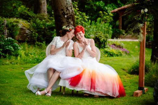 Mariées riant pendant une cérémonie laïque coordonnée par My Daydream Wedding près de Nantes