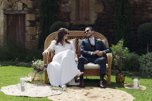 Mariés assis sur un fauteuil en rotin lors d’une cérémonie laïque, mariage coordonné par My Daydream Wedding près de Nantes