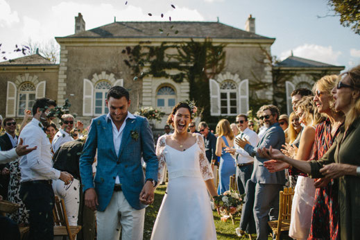 Sortie de cérémonie laïque lors d’un mariage organisé et coordonné par My Daydream Wedding près de Nantes