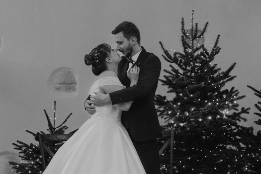 Mariés qui se font face pendant la cérémonie laïque de leur mariage, mariage thème hiver et Noël, décoration de mariage faite par My Daydream Wedding, wedding designer sur Lille, Paris et Nantes