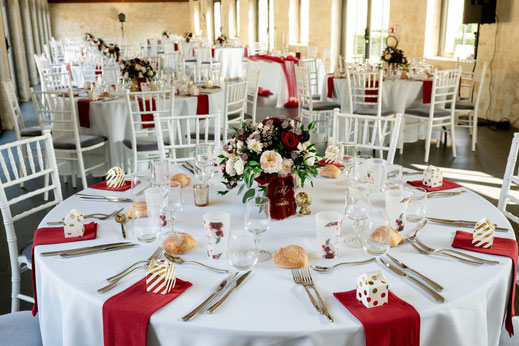 Décoration de mariage à Lille et Hauts-de-France avec tables rondes, fleurs bordeaux et détails rouges