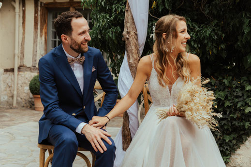 Mariés souriants lors d’une cérémonie laïque, mariage coordonné par My Daydream Wedding près de Paris