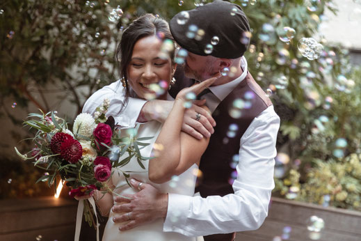 Mariés entourés de bulles lors d’un mariage organisé et coordonné par My Daydream Wedding près de Paris