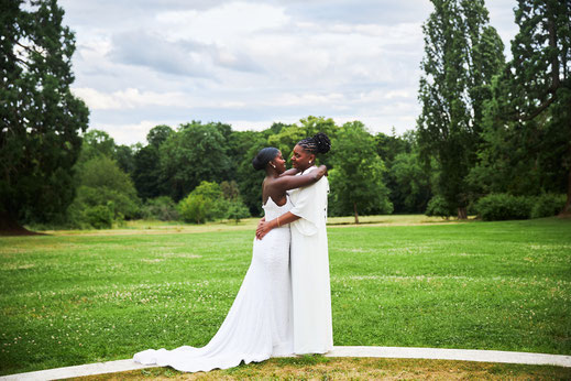 Mariées dans un jardin lors d’un mariage LGBT coordonné par My Daydream Wedding près de Paris