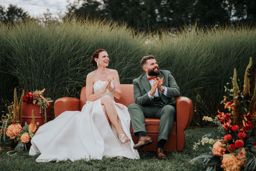 Mariés assis sur un sofa lors d’une cérémonie laïque, mariage organisé et coordonné par My Daydream Wedding près de Lille