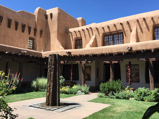 Die meisten Häuser werden im Pueblo-Stil gebaut in Santa Fe.