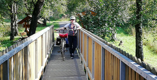 Natalie vom Blog Outdoorfamilienglück mit Fahrrad unterwegs.