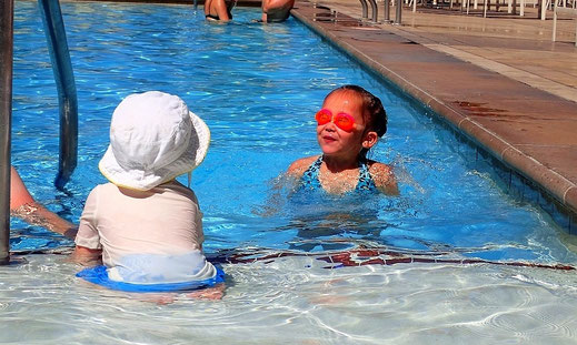 Kind im Pool des Signature Towers beim MGM Grand in Las Vegas.