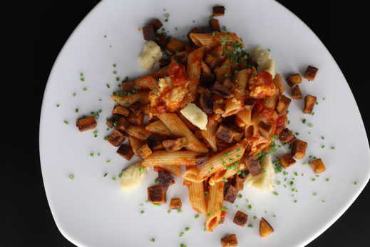 Dinkel Penne mit Tomatensauce, Paprika-Tofu Würfel und selbstgemachten Mozzarella 