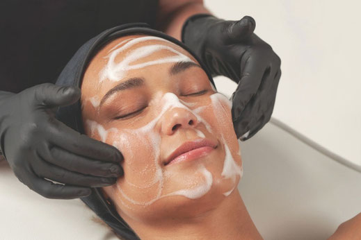 HydraFacial Hautreinigung im Gesicht durch Kosmetikerin im Kosmetikstudio Canisiuis in Köln