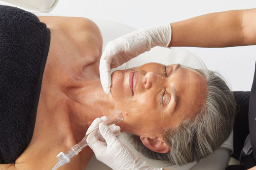 Lymphdrainage mit Schröpfglas im Gesicht im Rahmen einer HydraFacial Platinum Behandlung