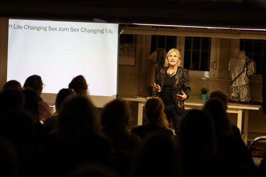 Top-Speakerin, Bestseller-Autorin und Expertin zu den Themen Sexualität, Gesunde Beziehungen, Selbstbestimmung vs. Familie, Kommunikation & Persönlichkeitsentwicklung, Work Life Lust Balance