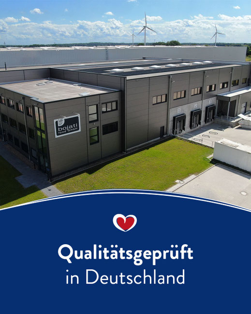 **Alt-Text:** Außenansicht des bojati food GmbH Produktionsgebäudes in Deutschland mit dem Hinweis „Qualitätsgeprüft in Deutschland“.