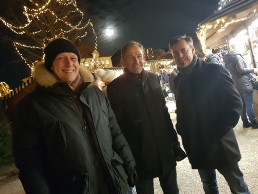 Mit Toni Stadelmann (ganz links) und Bürgermeisterkandidat Stephan Antwerpen auf dem Altöttinger Christkindlmarkt
