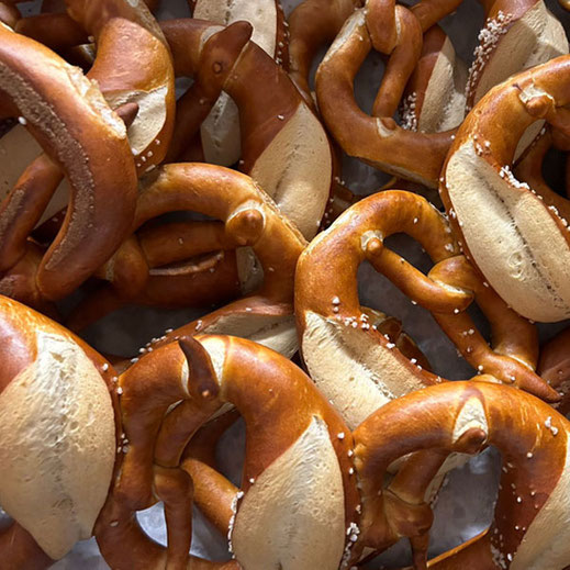 Die Ofenfrische schwäbische Brezel ist unsere Vorlage für unsere echte Stuttgart Statment Schmuck-Brezel