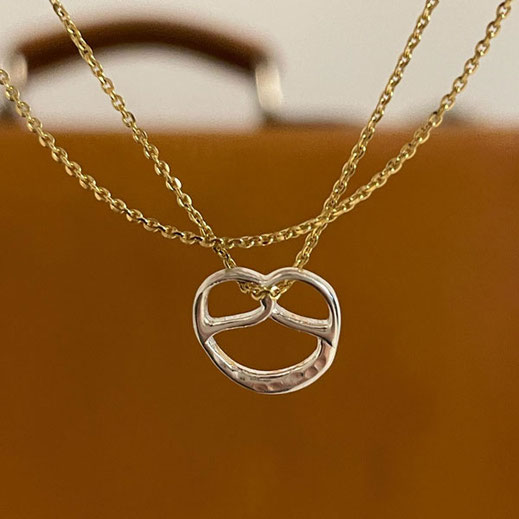 Dein Stuttgart Souvenir – 925 Silber Brezel Schmuckanhänger handmade. 