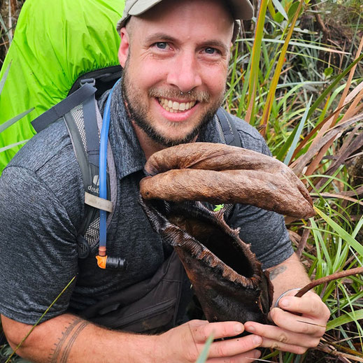 Karnivoren-LiebhaberInnen: Matze und orginal tropische Nepenthes rajah. JETZT als Schmuckanhänger zu kaufen- einfach Online oder auf einem Markt ! Foto von Matze Gründer von green-jaws.com Karnivoren Fachgärtnerei