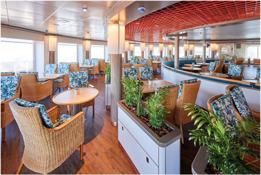 „Palmgarten auf der MS Hamburg in neuem Glanz – helles Farbdesign, freundlich und einladend, beliebter Treffpunkt an Bord.