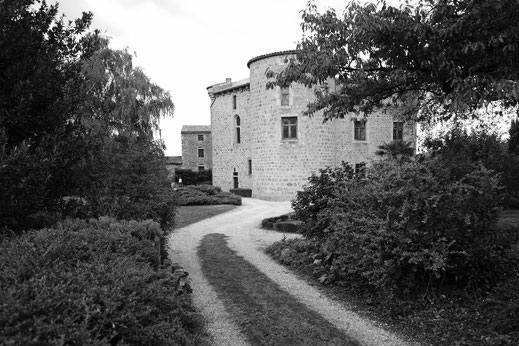 chateau de Lupé mariage cour patrimoine parc du pilat histoire tour vielle pierre moyen age