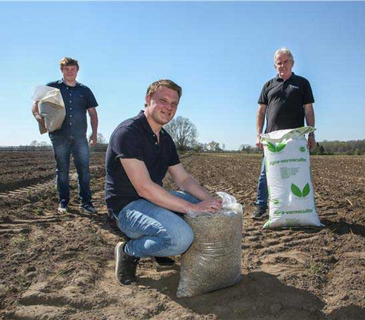 Working together on the project (from left): ESB employee Sven van den Berg, Simon Bartholomes from Dibella and farmer Gregor Elsinghorst, who provided the area on Winterswijker Strasse where the flower meadow is to be built. ©Sven Betz