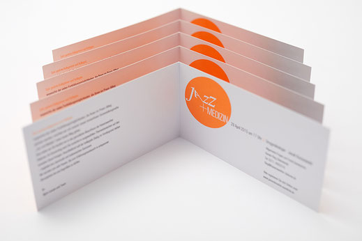 Wir sehen eine Einladungskarte auf der Jazz und Medizin steht