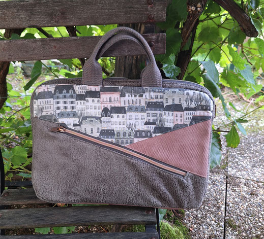 Sacoche pour ordinateur 13 pouces  femme en  faux-cuir gris, similicuir rose et tissu gris avec maisons et immeubles , pochette d'ordinateur