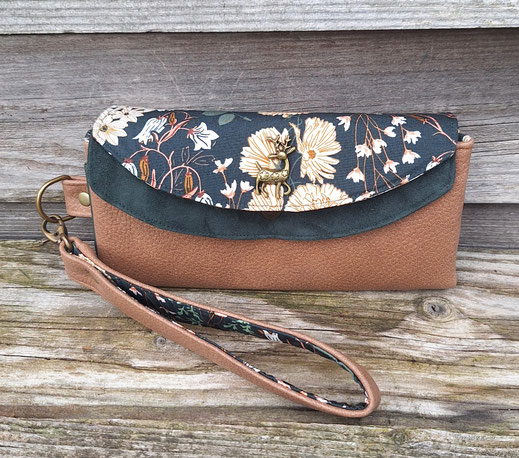grand portefeuille pochette porte-chéquier bohème protection chéquier femme faux cuir camel, cuir vert anglais, tissu thème forêt, cadeau de Noël artisanal femme