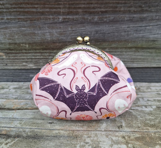 Porte-monnaie rétro femme,  bourse vintage, fermoir métallique bronze, tissu rose avec des citrouilles et des chauve-souris, cadeau Noël femme