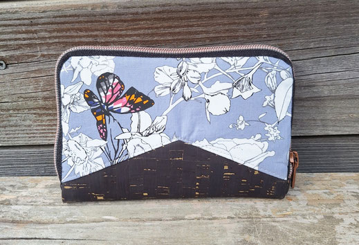 Portefeuille femme fermeture zippée, en liège noir et doré, tissu gris fleuri avec des papillons colorés, 9 porte-cartes, idée cadeau femme original et pratique, fête des mères