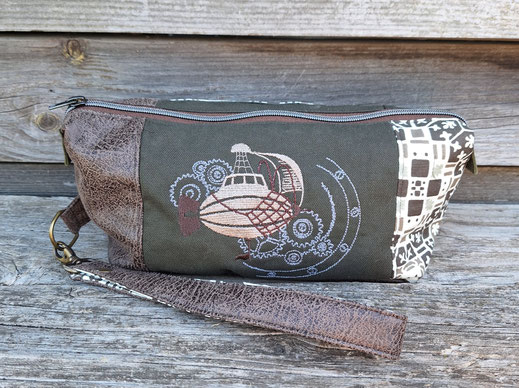 grande trousse de toilette pour homme,  faux cuir marron, toile kaki, tissu motif géométrique, broderie dirigeable, style vintage steampunk , idée cadeau fête des pères originale et pratique