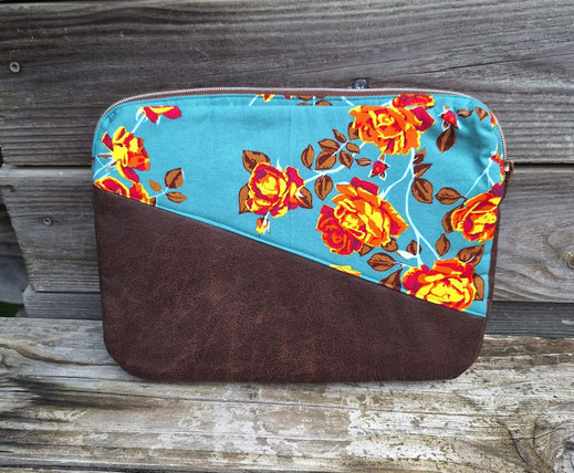housse de protection, pochette pour tablette 10 pouces ou Ipas, faux cuir marron, tissu bleu vert avec des roses