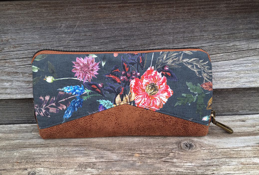 grand portefeuille zippé pour femme en tissu gris avec des fleurs et en faux cuir camel, style boho bohème, idée cadeau unique et original