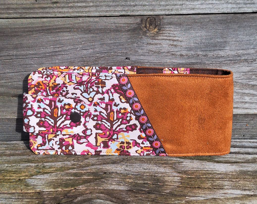 porte-chéquier horizontal femme, suédine caramel, tissu rose avec des motifs, ruban tissé, style coloré et bohème, fait-main en France