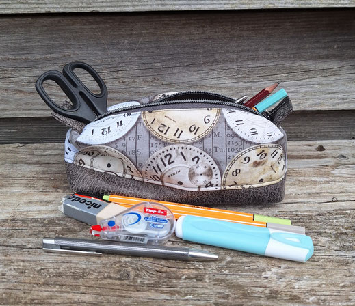 trousse fourre-tout pour homme en faux cuir et tissu gris avec des horloges, artisanat français et durable