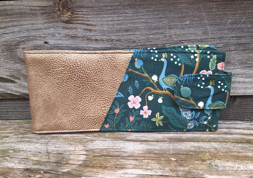 porte-chéquier horizontal femme, souche à gauche avec fermeture, faux cuir bronze doré, tissu vert bouteille avec des paons, fabrication artisanale française