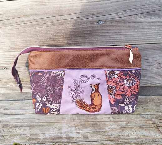 grande trousse de toilette pour femme, broderie renard, thème forêt et printemps, idée cadeau femme et maman, faux cuir camel, suédine mauve