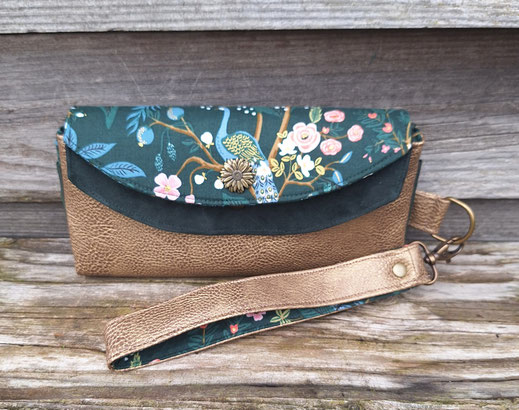 grand portefeuille pochette femme porte-chéquier - faux cuir bronze doré - cuir vert forêt - tissu vert avec des fleurs et des paons - fabrication artisanale alsacienne - fait main en Alsace