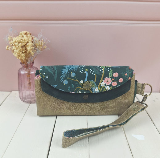 Grand portefeuille porte‑chéquier femme bohème, faux cuir bronze doré, cuir velours vert anglais, tissu motif paons vert- fabrication artisanale alsacienne - fait main en Alsace