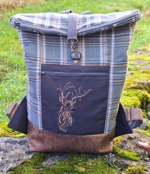 grand sac à dos homme, tissu carreaux,  tartan écossais, faux cuir marron,  broderie cerf, cadeau homme original pratique  Noël anniversaire