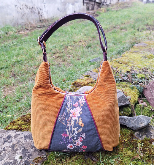 sac hobo femme, hobo bag, sac à bandoulière bohème , velours côtelé jaune caramel, velours aubergine, tissu gris foncé avec fleurs sauvages, sac tendance fabriqué artisanalement 