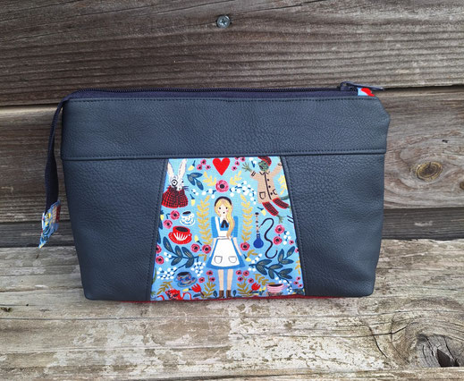 trousse artisanale femme - poche à maquillage 2 compartiments - Alice au pays des merveilles - trousse de toilette en faux cuir bleu marine - cadeau fait-main en France